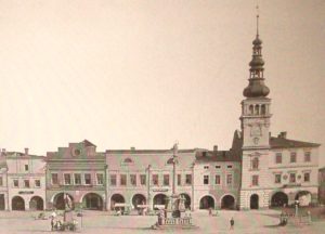 Masarykovo náměstí na snímku kolem roku 1910. Domy tehdy měly podloubí.