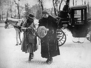 Za nápadem ustanovit Mezinárodní den žen stála Clara Zetkin (1857 – 1933), vedoucí německé ženské kanceláře pro sociálnědemokratickou stranu Německa. Foceno v roce 1925. (Photo by General Photographic Agency/Getty Images)