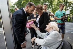 Primátor Tomáš Macura hovoří s Boženou Paidarovou, jejíž manžel zahynul v koncentračním táboře.