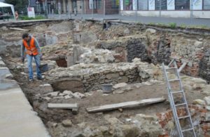Archeologové odkrývají sklepení, která vznikala ve středověku a byla rozšiřována v 19. století. 