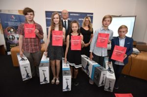 Ceny za druhé místo v hlasování veřejnosti si odnesli školáci z Michálkovic.