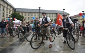 Na zahájení přijeli cyklisté na historických kolech.