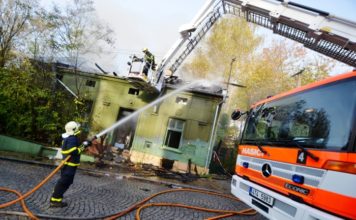 Požár zchátralého domu s odpadky ve Slezské Ostravě, už se bourá