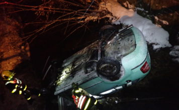 Hasiči v noci vyprošťovali fabii z potoka, do rána zasahovali u devíti nehod