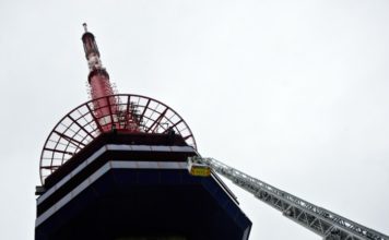 Ostravští profesionální hasiči cvičili v televizní věži v Hošťálkovicích