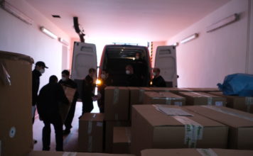 Hasiči opět rozváželi z Ostravy do MS kraje školní antigenní testy