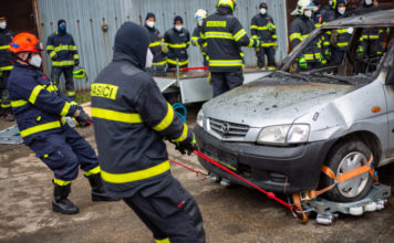 Moravskoslezští hasiči trénovali hašení vozidel s alternativními pohony