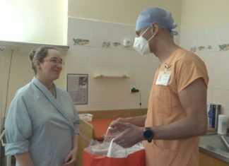 Zaměstnanci porodnice FN Ostrava pomohli mladé mamince v sociální nouzi