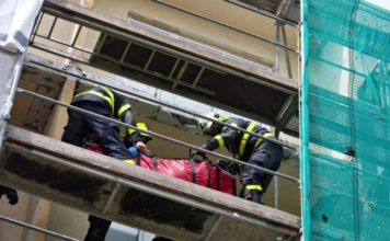 Ostravští hasiči zachraňovali dvě osoby – z lešení a stojanu na kola