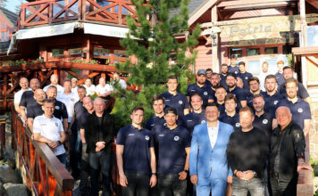 Vítkovické hokejisty navštívil v Tatrách velvyslanec ČR na Slovensku Tomáš Tuhý