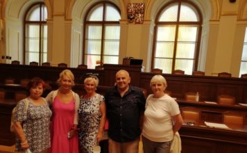 SENIOŘI Z JIHU NAVŠTÍVILI POSLANECKOU SNĚMOVNU