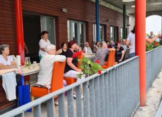 PRVNÍ LETOŠNÍ SETKÁNÍ NA ZAHRADĚ DPS GAJDOŠOVA