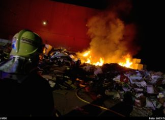 Hasiči uchránili při požáru ostravské skládky velkou halu