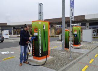 Největší stanoviště nabíječek elektromobilů na Moravě je v Outlet Arena Moravia
