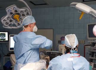 V Městské nemocnici Ostrava se operace bederní páteře provádějí endoskopicky