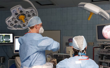 V Městské nemocnici Ostrava se operace bederní páteře provádějí endoskopicky