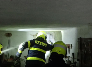 Hasiči museli v Bohuslavicích probourat zeď u rodinného domu, uvnitř zůstalo tříleté dítě