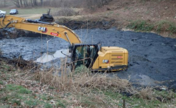 Hasiči vyprošťovali na Hlučínsku zapadlý bagr v rybníku