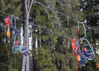 Hasiči-lezci cvičili ve Ski Parku Gruň záchranu osob ze sedačkové lanovky