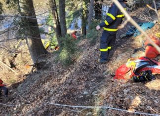 Záchrana seniora po pádu na Vítkovsku, hasiči ho přeplavili přes Moravici