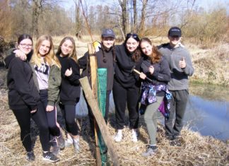 Stromů v Poodří na jaře opět přibylo. Dvě třetiny z nich vysázeli místní školáci