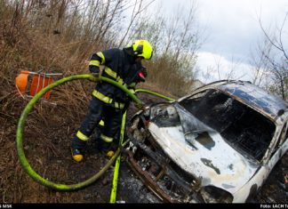 V ostravské části Hrabůvka likvidovali hasiči plně rozvinutý požár osobního automobilu