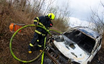 V ostravské části Hrabůvka likvidovali hasiči plně rozvinutý požár osobního automobilu