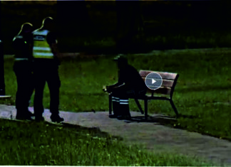 Uspokojoval se na lavičce v parku