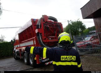 Hasiči museli v Petřvaldu vyskladnit plný sklep doutnajícího hnědého uhlí, pomohl jim sací bag