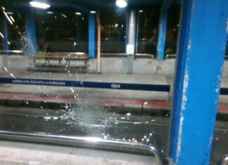 Ujela mu tramvaj, pak i nervy