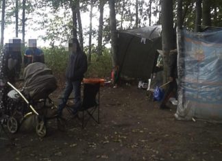 Tříměsíční miminko žilo s matkou v lese