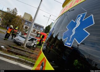 Po střetu tramvaje a osobního vozu v Ostravě-Hrabůvce vyprostili hasiči dva lidi
