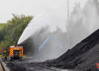 Šest jednotek hasičů pomáhalo v Bohumíně s přeložením čtyř tisíc tun zahřátého uhlí