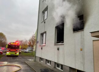 Při požáru bytu ve Vítkovicích hasiči evakuovali deset osob