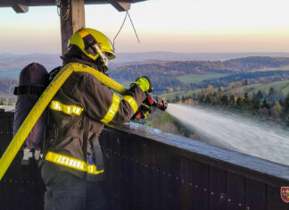 Požár rozhledny Nová Ves na Bruntálsku byl námětem prověřovacího cvičení profesionálních a dobrovolných hasičů