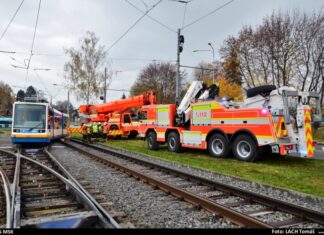 Ostravští hasiči nakolejovali tramvaj na Hranečníku pomocí jeřábu