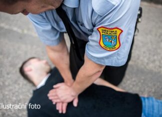 Společná resuscitace při záchraně muže