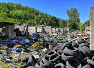 Odstraněním torz bývalých garáží pokračuje další etapa likvidace černé skládky odpadů u Muglinovské ulice