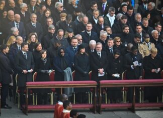 Premiér Petr Fiala se ve Vatikánu zúčastnil pohřbu emeritního papeže Benedikta XVI.