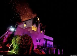 Miliónová škoda po požáru střechy v Ostravě