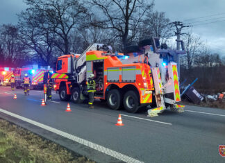 Hydraulické vyprošťovací nástroje použili hasiči při nehodě v Šenově, zaklíněný řidič nepřežil
