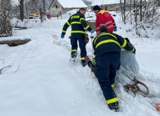Hasiči převáželi ženu na saních