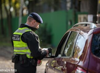 Usedl za volant se zákazem řízení a více než dvěma promile