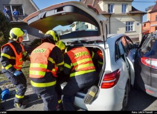 Hasiči po srážce dvou osobních vozidel vyprostili jednu osobu