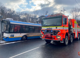 V Ostravě havaroval trolejbus, zranilo se pět lidí