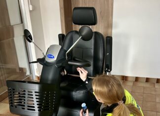 Ostravští strážníci značí kompenzační pomůcky syntetickou DNA