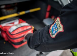 Seniorka ležela doma v posteli bez pomoci tři dny