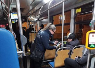 KAŽDÝ PATNÁCTÝ CESTUJÍCÍ VYLOUČENÝ Z PŘEPRAVY. DPO NA NOČNÍ KONTROLE S ASISTENTY I REVIZORY