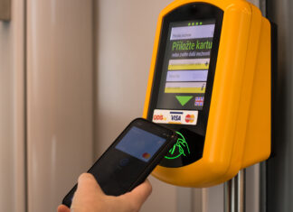 CESTUJÍCÍ DPO SI OBLÍBILI PLATIT ZA JEDNORÁZOVOU JÍZDU PLATEBNÍ KARTOU. BEZ PAPÍROVÝCH JÍZDENEK JEZDÍ OSTRAVANÉ ČTVRTÝ ROK