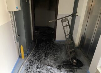 Při požáru elektrokoloběžky evakuovali hasiči 33 osob